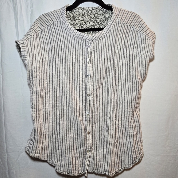 Faherty Tops - Faherty Short Cap Sleeve Reversible Striped Ditzy Floral Button Front Top, sz L